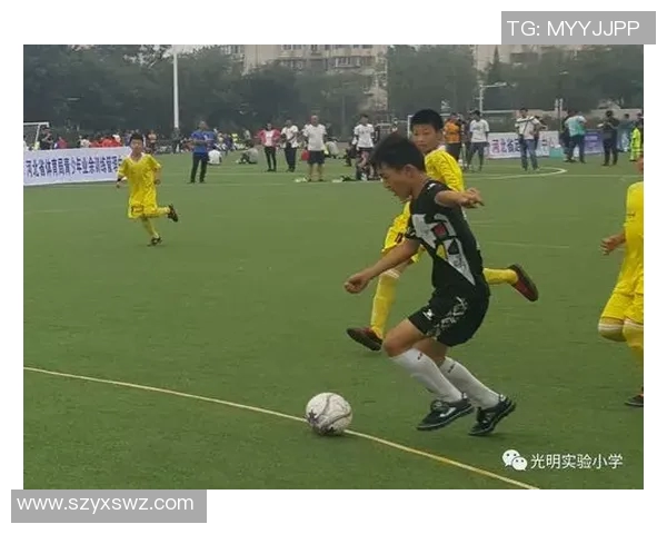 小学生足球明星墙展现青春活力与梦想追逐的精彩瞬间