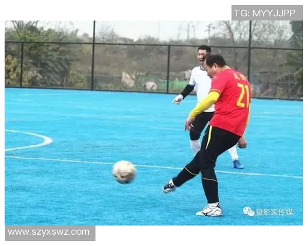 足球明星的专属旋律与梦想之歌：为绿茵场上的英雄谱写的英文乐章